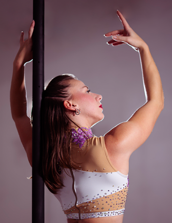nessie_aerialist_pole_dance_cirque_aerien_artiste_portrait